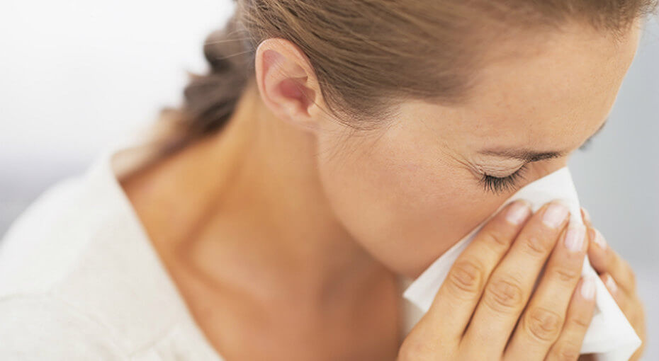Основные симптомы аллергии на пыль включают насморк, зуд и покраснение глаз, чихание, кашель, затрудненное дыхание и даже астматические приступы. Чтобы уменьшить риск возникновения этих симптомов, необходимо принять некоторые меры для снижения количества пыли в доме.